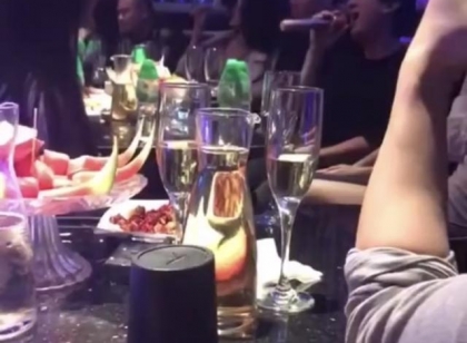 王思聪深夜KTV献唱，桌上摆满香槟美酒，整个包厢女网红也不少