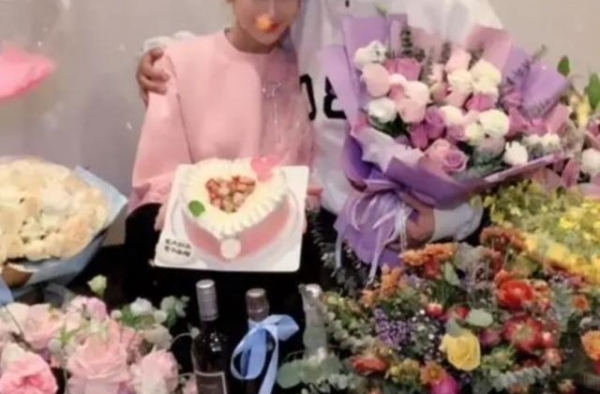 陈浩民为娇妻庆生，背景暴露局促现状，一家六口挤小房女儿睡客厅
