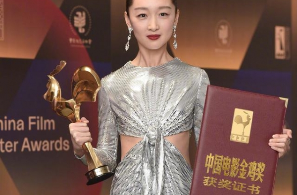 杨幂等85花被嘲不及周冬雨，然而没想到这些00后小花势头更猛