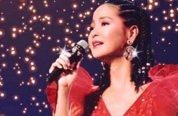 三十五年前邓丽君就扎起了脏辫，想要撒野，还是要跟她学