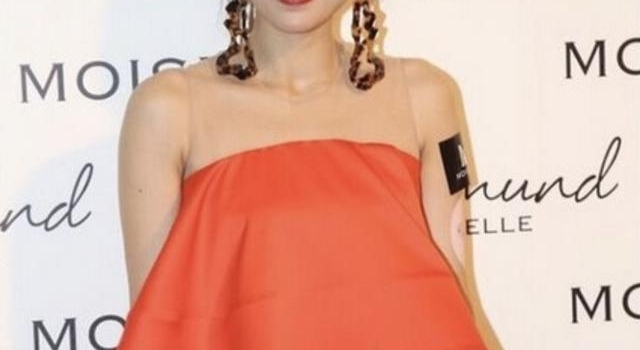 何嘉莉复出帮补生计，丈夫遭减薪影响生活，退圈15年好日子到头
