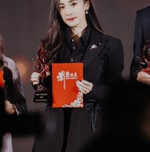 杨幂获封年度公益人物！身材纤细撑不起西装，竹竿腿瘦到像快折断