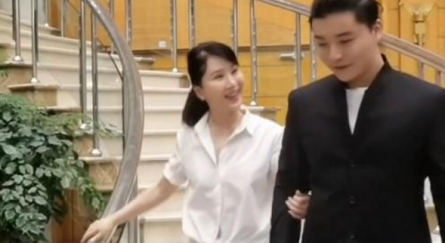 付笛生儿子罕露面被赞高颜值，和任静同框似姐弟，父母力捧仍不红