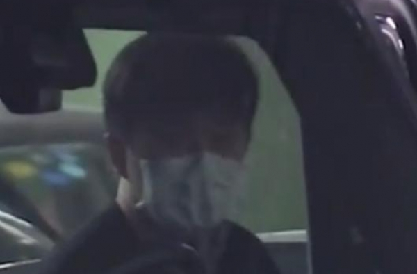 恋情曝光？32岁阚清子和男友逛街看家具，同乘一车回酒店超甜蜜
