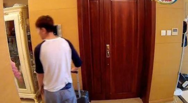 李小璐节目晒出自己家，卧室床单花里胡哨的，审美有点大妈风格