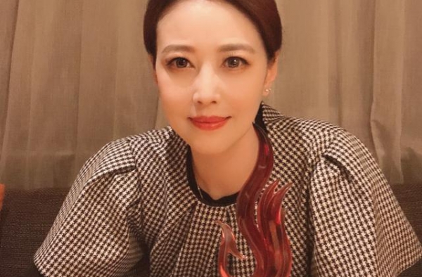 李若彤脸部凹陷瘦到脱相，与同龄周海媚差距大，腿细到塞不满靴子