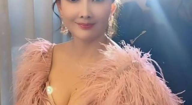 47岁牛莉低胸裙秀事业线，凹凸有致丰满诱人，搞笑女星也性感