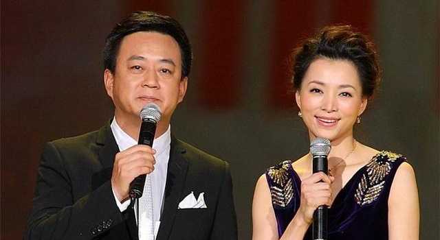 身陷纠纷两年，56岁朱军近照憔悴沧桑，和娇妻气质相差甚远
