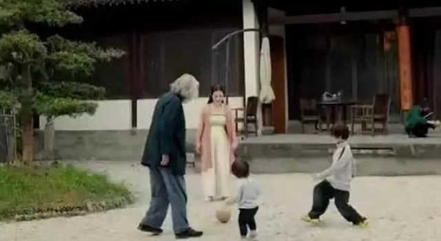 不得不服老！娇妻杜星霖带娃玩耍，69岁张纪中体力不支叉腰观战