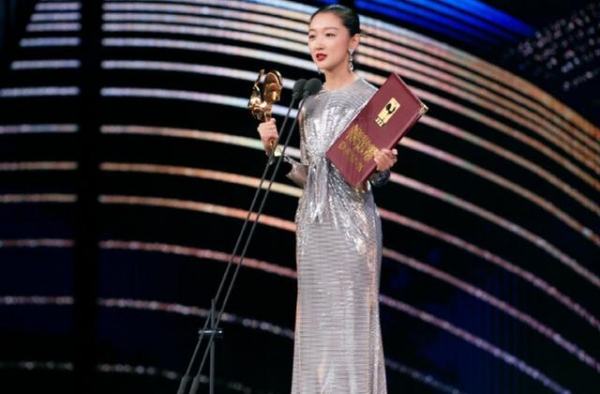 没作品就是自卑？关晓彤深夜发文回应质疑，鹿晗反应好冷漠