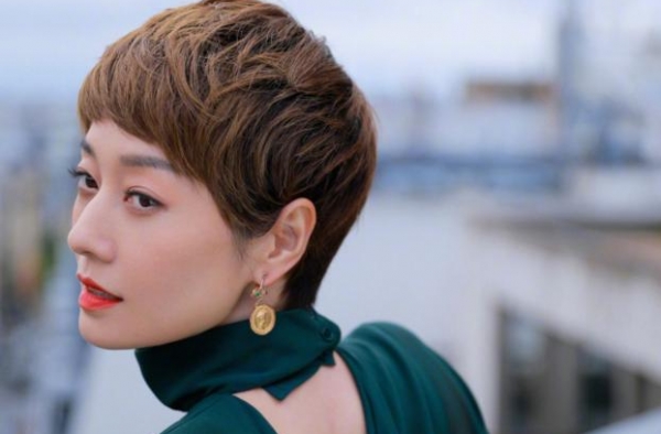 马伊琍为母校上戏庆生，晒女儿去年旧照，一双大长腿绝了