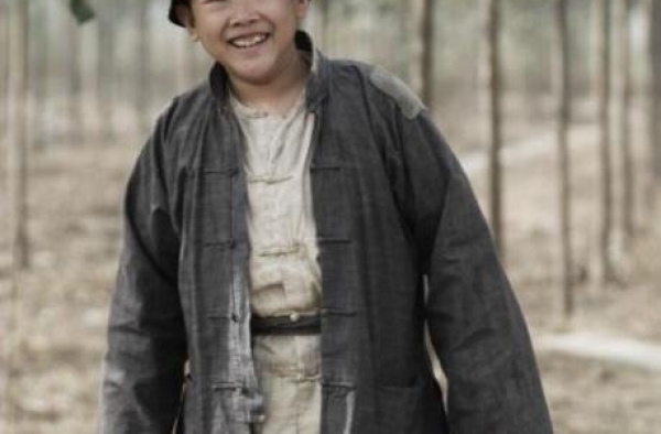 他被誉为“不老男神”，演了十几年儿子，与妻子同框被误以为母子