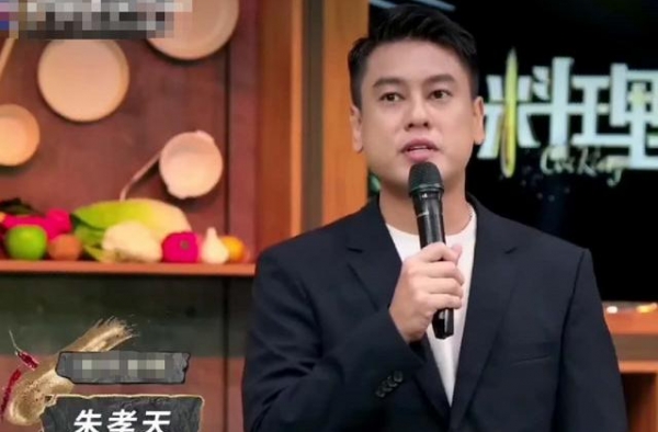 偶像鼻祖朱孝天中年发福，因病结婚4年没孩子，老婆连饭都不会做