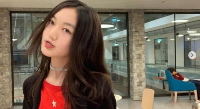 李亚鹏恋上90后女模，李嫣自称错误的一代人，疑抱怨被父母忽略