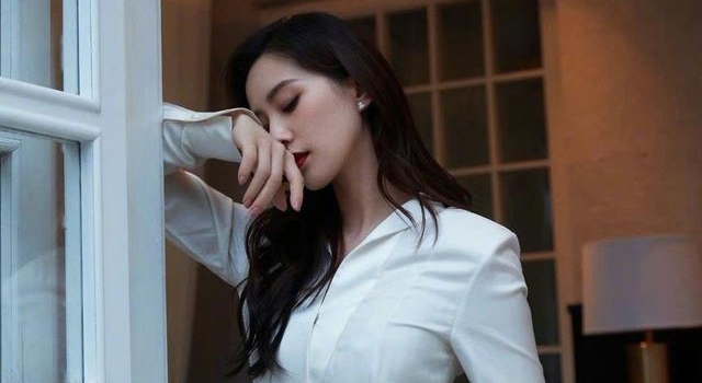 盛典直播镜头：刘诗诗倪妮“秀恩爱”，大方亲吻太可爱