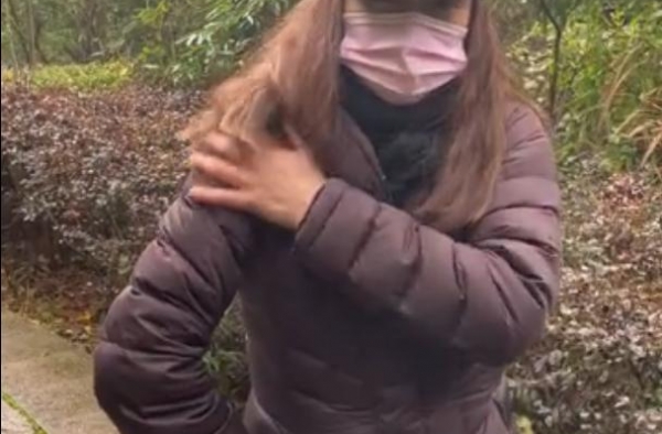 TVB视后邓萃雯晒照，穿袄遭嘲像大妈，54岁还单身称不恨江华