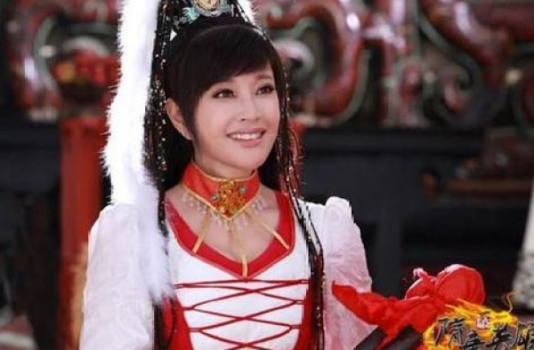 54岁刘嘉玲强行演少女，双马尾太违和，42岁刘涛已接受演奶奶