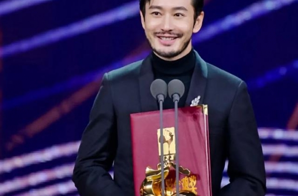 杨幂翘起的手指，暴露了一个女演员的缺点