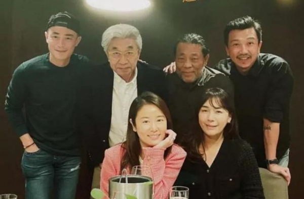 林心如又秀恩爱了，手上钻戒十分抢眼，明星夫妻间果然真假难辨