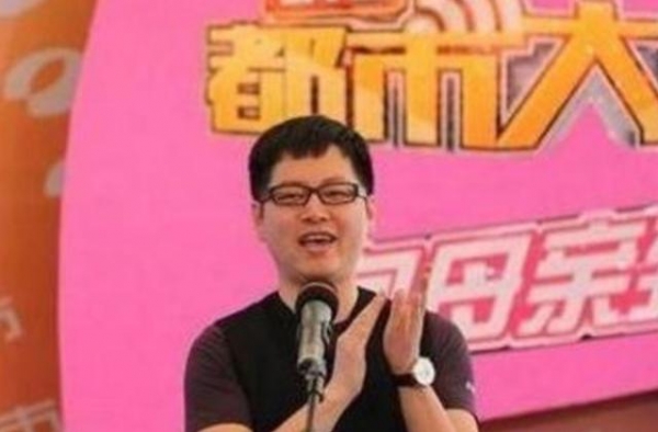 曾是“湖南卫视一哥”，听妻子怂恿自毁前程，为谋生计做了什么