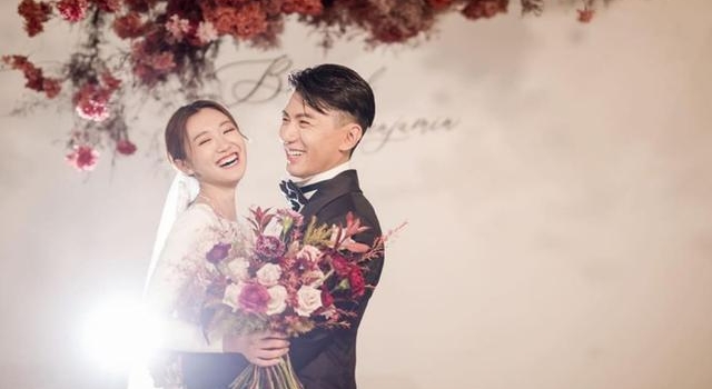 TVB型男袁文杰与女友低调结婚，两人结束九年爱情长跑