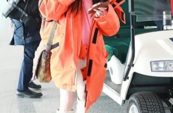 54岁温碧霞裹棉衣现身机场，零下六度还露香肩，网友：不冷吗？