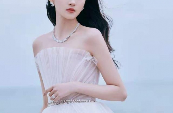 绝了！曝关晓彤借某导演搭线想投靠赵丽颖，但赵丽颖不想帮她