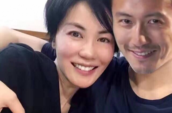 王菲与小鲜肉亲密合影曝光，谢霆锋分享情侣海报，疑辟谣分手传闻