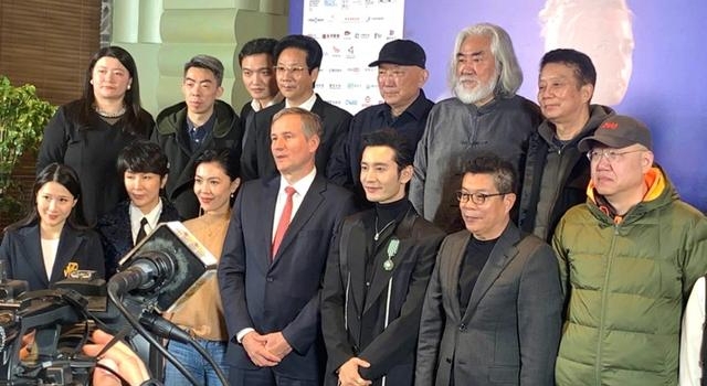 黄晓明拿完金鸡奖影帝，又获得骑士勋章，刮掉胡子现场领奖太帅了