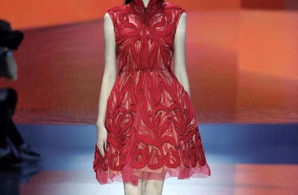 16岁武汉女孩初登T台获大奖，成龙送来鼓励