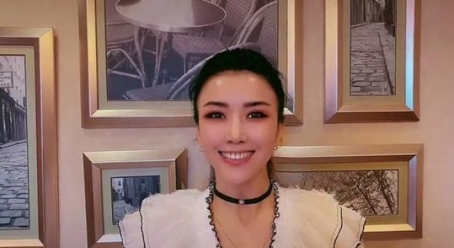 神曲天后王蓉太落魄！为县城火锅店卖力宣传，商演无人捧场太凄清