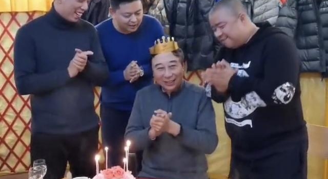 63岁冯巩庆生，3弟子身旁热闹祝寿，贾玲等知名弟子却未送祝福