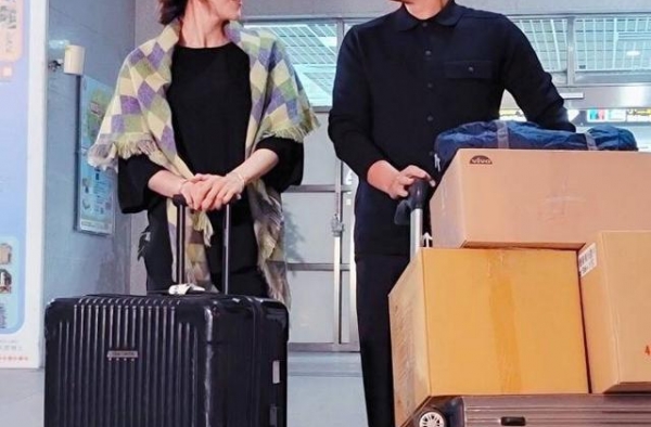 焦恩俊50岁妻子罕晒男子合照，捧脸甜蜜对视，结婚5年断联2年