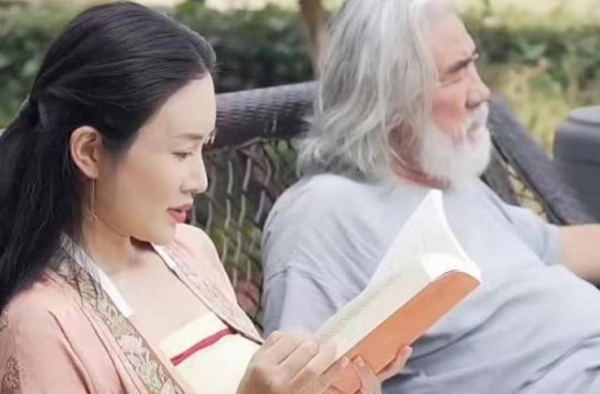 杜星霖卑躬屈膝为张纪中端茶倒水，称其为老爷，暴露家庭地位