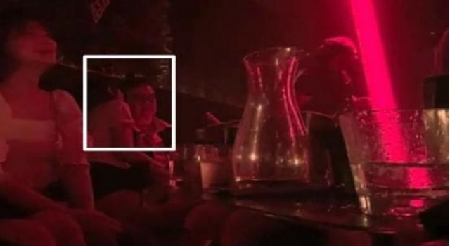 74岁黄百鸣夜店与美女狂欢，与多个辣妹游艇狂欢，真是宝刀不老