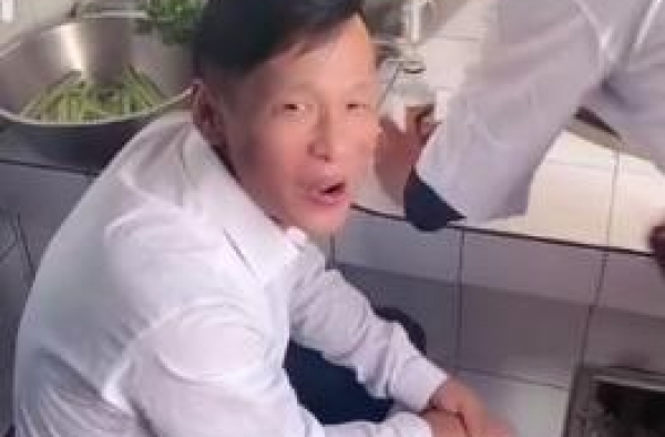 赵本山怼儿子啃老又蹭粉，却大手笔给女儿买房，他这是重女轻男？