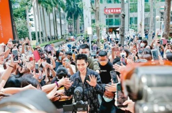 歌手萧敬腾一年赚7亿，开店每天只接十位客人，33岁成亿万富豪