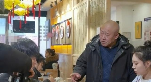 杜旭东当众指责“小鲜肉”演技！常演丑陋反派的他，妻女貌美如花