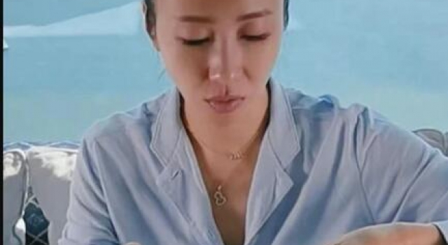 黎姿晒照反响强烈，无敌海景房虽令人羡慕，眼白消失太诡异