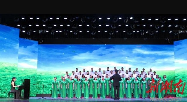湖南知音合唱团获七彩西双版纳全国民族歌舞盛典“金像奖”