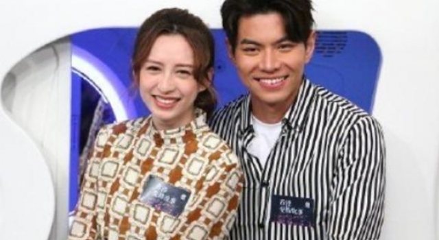 70岁石修不知分寸？29岁小花坐怀里合影，右手搂肩左手摸大腿