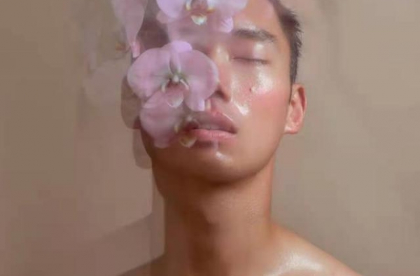 苗侨伟27岁儿子拍内衣照，胡子拉碴满面油光，靠一身肌肉撑场面