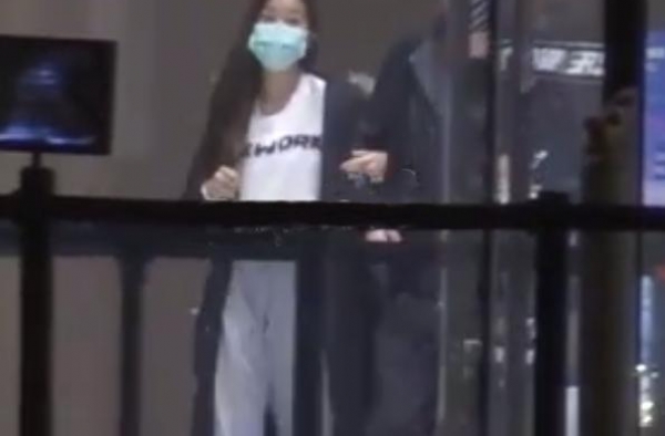 高晓松13岁女儿近照罕曝光，长腿身材太吸睛，还好颜值不像爸？