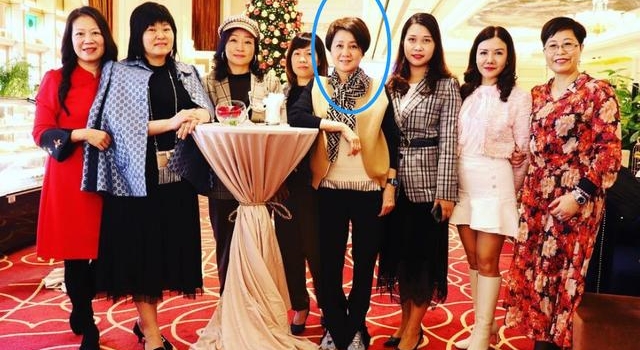 百亿阔太梁安琪亮相，戴两千围巾站C位，为赌王生下5子终生未婚