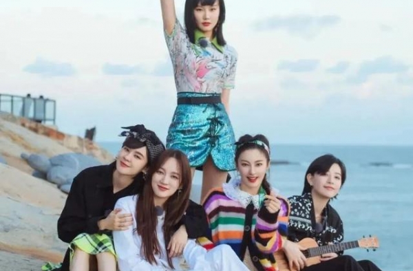 尴尬了！徐峥走后，成团后的“姐姐”迎来开播后最好一期