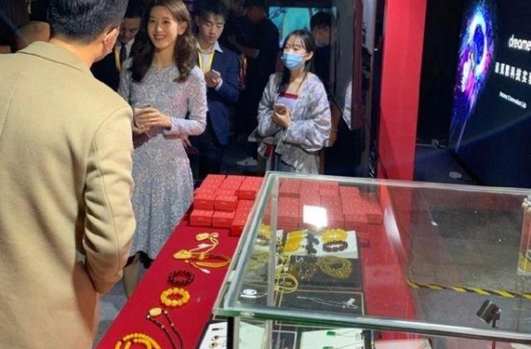 章泽天路人照曝光，笑容甜美依然像少女，已成功打入名媛圈