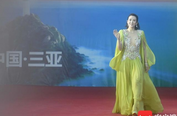 章子怡亮相电影节闭幕式红毯 三声感谢四声祝愿饱含深情
