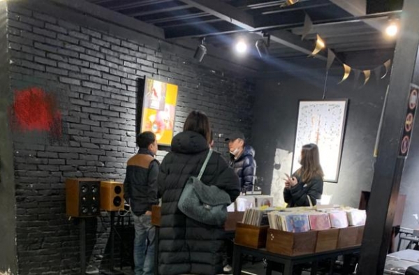 一家三口见面！李亚鹏带新女友见李嫣，女儿玩手机与准后妈零交流