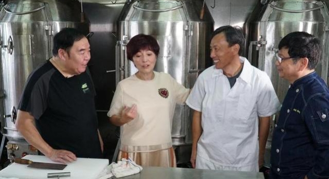 69岁“肥猫”曝近况，与苑琼丹合体拍广告，还向对方讨要生意经