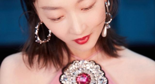周冬雨当上三金影后真不一样了！穿紧身裙挂满珠宝，女人味太足